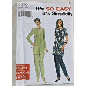 Könnte beinhalten: Ein Simplicity Schnittmusterumschlag 8330, Größe A 10-20, mit Illustrationen von zwei Outfits. Eines ist ein einfarbiges hellgrünes Tunika- und Hosenset, das andere eine dunkelblaue Tunika mit weißem Blumenmuster und dunkler Hose.