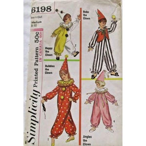 Peut inclure: Une pochette de patron de couture Simplicity 6198 pour des costumes de clown en taille moyenne 8-10. La couverture présente des illustrations de quatre tenues de clown différentes nommées Happy the Clown, Bobo the Clown, Bubbles the Clown et Jingles the Clown.