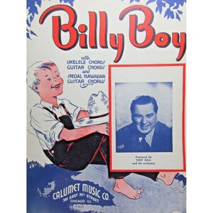 Può includere: Copertina di spartito musicale intitolata "Billy Boy" con scritte rosse e un motivo floreale blu. La copertina presenta un'illustrazione di un ragazzo sorridente che tiene un cappello e un ritratto di Tiny Hill. Include testo per accordi di ukulele e chitarra.