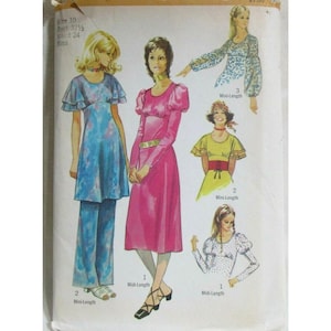 Può includere: Una busta per cartamodello taglia 10, busto 82,5 cm, vita 61 cm. L'illustrazione mostra quattro varianti di abbigliamento: un completo tunica e pantaloni blu a fantasia, un abito midi rosa a tinta unita, un mini abito giallo e una camicetta bianca.