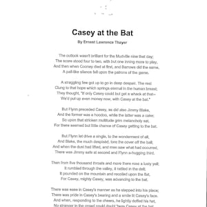 Può includere: Un'immagine in bianco e nero di una poesia intitolata "Casey at the Bat" di Ernest Lawrence Thayer. La poesia racconta la storia di una partita di baseball e dell'eroe, Casey, che arriva al piatto nell'ultimo inning.