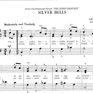 Peut inclure: Partition de la chanson "Silver Bells" de Jay Livingston et Ray Evans. La musique est écrite en Do majeur et présente un tempo modéré. Les paroles comprennent des phrases comme "city side street" et "Christmas treasures".