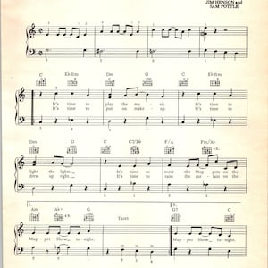 Peut inclure: Une partition musicale pour la chanson "The Muppet Show Theme". La partition est arrangée par Phil Gaberman et présente les paroles et la musique de Jim Henson et Sam Pottle. La partition comprend des notations musicales et des paroles pour la chanson.