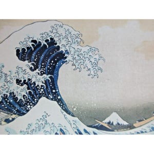 Può includere: Una stampa di un'opera d'arte giapponese classica su legno raffigurante una grande onda oceanica con schiuma bianca e acqua blu scuro. Sullo sfondo, una piccola barca e una montagna innevata sono visibili sotto un cielo nuvoloso.