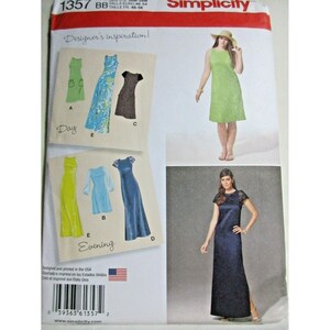 Può includere: Cartamodello Simplicity 1357 con disegni per abiti da giorno e da sera. La confezione mostra illustrazioni di vari stili di abiti in verde, blu e nero, insieme a fotografie di modelli che indossano un abito verde lime e un abito blu scuro.