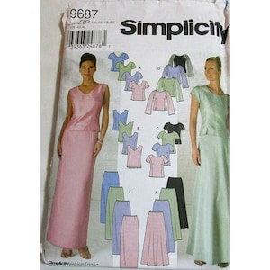 Peut inclure: Patron de couture Simplicity 9687 présentant des illustrations de divers hauts sans manches et à manches courtes associés à de longues jupes. L'emballage montre deux modèles portant un haut rose sans manches avec une jupe longue et un haut vert clair à manches courtes avec une jupe longue.