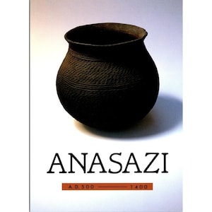 Peut inclure: Une tasse en céramique blanche avec une anse noire et le texte "But First, Coffee" en gras noir. La tasse est posée sur un fond neutre, soulignant son design simple.