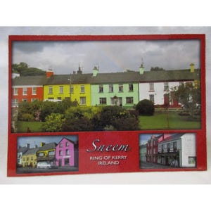 Może przedstawiać: Pocztówka przedstawiająca kolorową scenę uliczną w Sneem w Irlandii. Główny obraz przedstawia rząd jaskrawo pomalowanych domów pod zachmurzonym niebem z tęczą. Dodatkowe obrazy Sneem znajdują się poniżej. Widoczny jest tekst "Sneem Ring of Kerry Ireland".