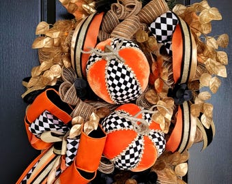 Corona de calabaza arlequín de Mark Roberts: decoración glamurosa para Halloween