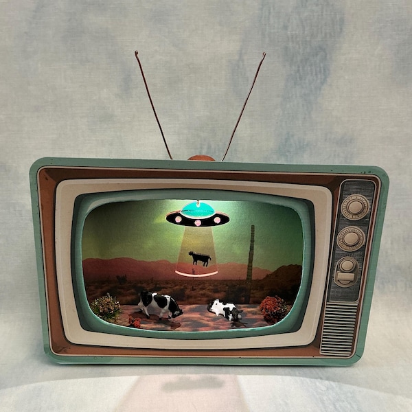 UFO abduction in retro TV scene mini diorama