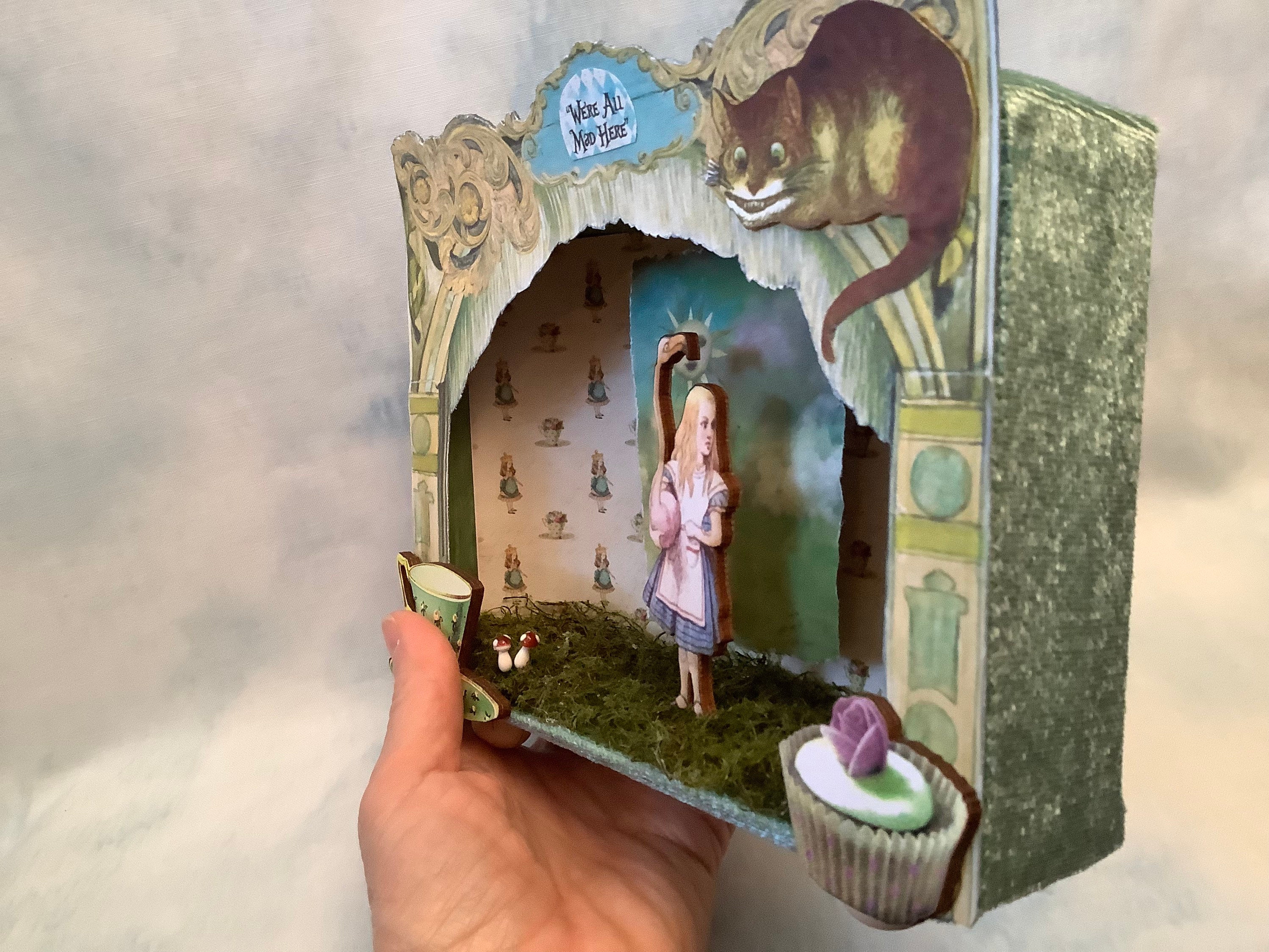 I made an Alice in Wonderland diorama out of 40291 Creative
