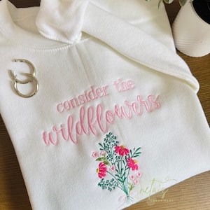 Pensez au sweat-shirt à col rond brodé de fleurs sauvages, au sweat-shirt chrétien, aux vêtements chrétiens, aux vêtements de la foi, au verset de la Bible