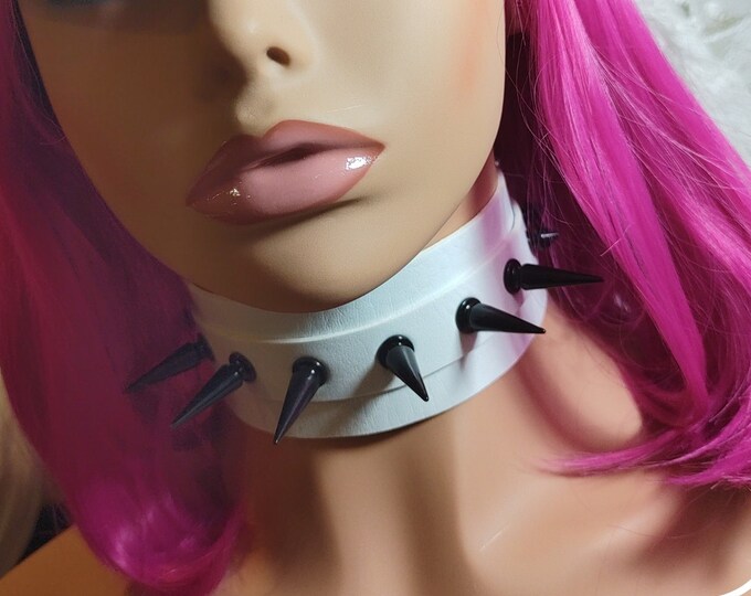 Choker pastel goth / Kawaii / punk / gothic / BDSM in white vegan leather with black spikes