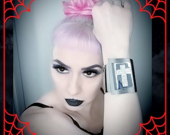 Brazalete cibergótico/gótico/punk/gótico tradicional/nu-gótico en acero plateado con pedrería. Joya de metal con toques de brujería. Regalo.