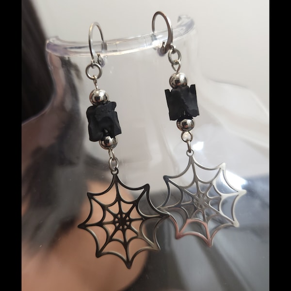 Boucles d'oreilles en inox avec os, perles et breloque en forme de toile d'araignée. Goth. Alt fashion.