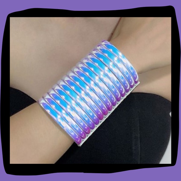 Cuff Bracelet manchette cyber goth / gothique / punk / nu goth en simili cuir et plastique irisé. Cadeau.