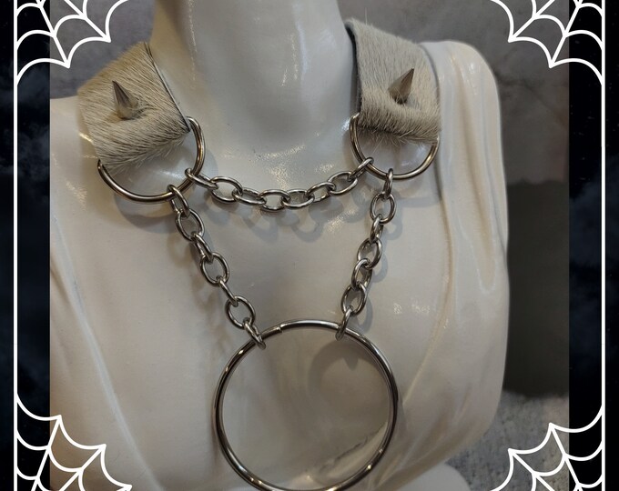 Upcycled fur necklace. Gothic/witchy choker. Made of recycled fur and leather. Stainless steel chains and rings. Festival. Alternative fashion.