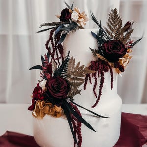 Burgundy wedding cake flowers with preserved roses, amaranthus, eucalyptus and dried florals in moody wine red tones. Gothic boho cake topper set for romantic fall wedding cake decor. Dramatic preserved flower cake decorations for elegant burgundy wedding themes and modern moody weddings.