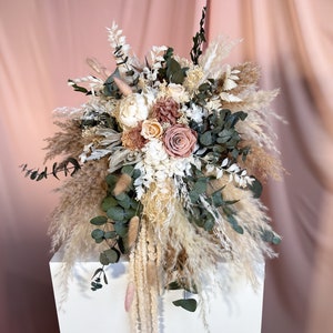 Kaskaden-Hochzeitsstrauß, Boho-Brautstrauß, konservierte natürliche Blumen, Eukalyptus-Rosen-Pampasgras, Kaskadenstrauß, Elfenbeinstrauß