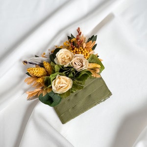 Boho Hochzeitstasche Boutonniere, konservierte Salbeigrün und Gelbe Blumen, rustikale Boutonniere für Trauzeugen, getrocknete Boutonniere für Bräutigam