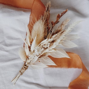 Rustieke corsage van geconserveerde bloemen, corsage voor mannen, accessoires voor de bruidegom in warme kleuren, boho gedroogde bloemen, handgemaakte corsages voor de bruidsjonkers