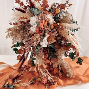 Watervalboeket met droogbloemen, boho bruidsboeket, boeket met geconserveerde rozen, terracotta bruidsboeket, boho bruidsboeket, waterval