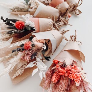 Mini bouquets de mariage durables, petits bouquets floraux miniatures personnalisés, joli bouquet floral servant de cartes de siège pour mariage, fleurs séchées