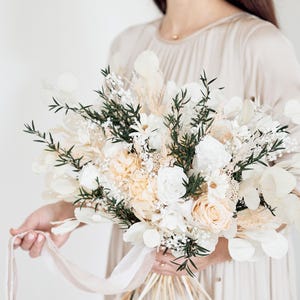 Bouquet de mariée ivoire personnalisé avec verdure, bouquet de mariage neutre de fleurs séchées, fleurs de mariée bohème minimalistes, ensemble de boutonnières assorties