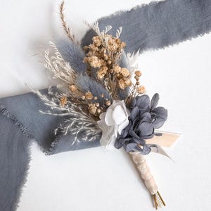 Rustieke gedroogde wilde bloemen boutonnières, boutonnières voor man, witte en stoffige blauwe kleuren bruidegomaccessoires, baby adem bruidsjonkers boutonnières