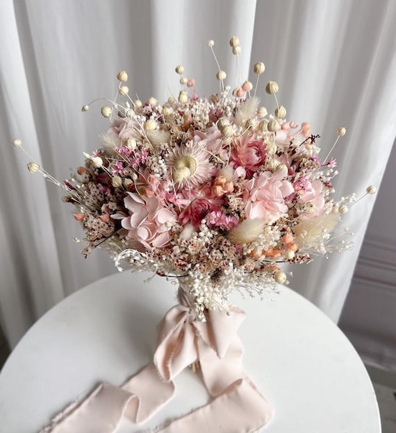 Rustikaler Trockenblumenstrauß für die Braut, Wildblumen Brautstrauß, Blush rosa Blumen Schleierkraut & Gänseblümchen, Boho Hochzeit Toss Bouquet
