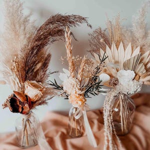 Centros de mesa florales neutros para bodas, flores de hierba de la Pampa para la recepción, decoración de mesa de champán, decoración moderna y romántica para bodas.