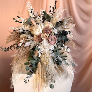 Boho-bruidsboeket Trapsgewijs bruidsboeket met geconserveerde rozen en pampagras Bruiloft middelpunt bruiloft herfst bruidsboeket DecorBloemBar