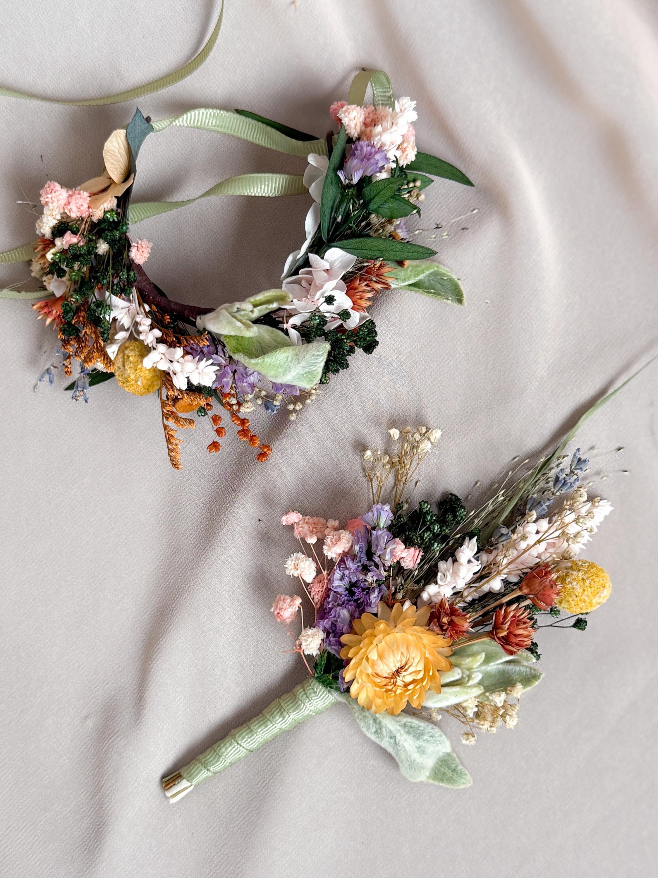 Bouquet de mariée en cascade avec tournesols et fleurs séchées des prés ...