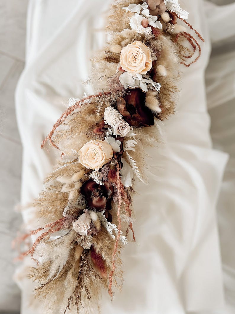 Burgundy and beige dried flower wedding garland with preserved roses, pampas grass, hydrangea and amaranthus. Boho wedding table garland for sweetheart table, wedding arch or fireplace decor. Rustic fall wedding flower arrangement in neutral and burgundy tones with preserved and dried flowers. Matching wedding flower set available.