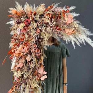 Benutzerdefinierte Terrakotta Hochzeit Bogen Blumen, große Boho Pampas Backdrop Arrangement, Trockenblumen Zeremonie Dekor, Herbsthochzeit Bogen Installation