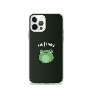 Puede incluir: Una funda de teléfono negra con una ilustración de rana verde y el texto "He/They" en blanco.