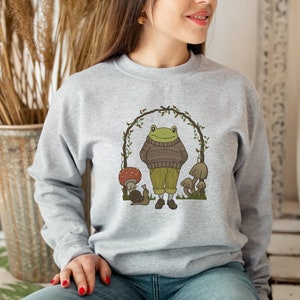 Goblincore Frosch Schnecke und Pilze Unisex Sweatshirt, Kröte mit Opa Pullover im Fungi Garten, Cottagecore Dark Academia, Grunge Look