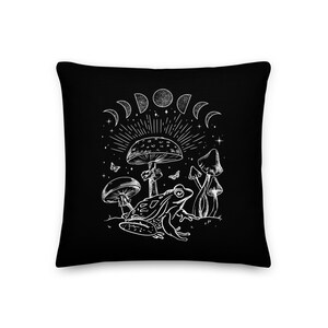 Bonita rana debajo de una almohada con forma de hongo y fases lunares, sapo venenoso de estilo Cottagecore de Dark Academia, rana fungi gótica de estilo grunge y hadas