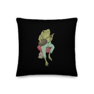 Almohada decorativa de primera calidad: sapo lindo tocando el banjo y sentado sobre un hongo: rana triste con estética cottagecore: regalo de inauguración de la casa: cojín para sofá