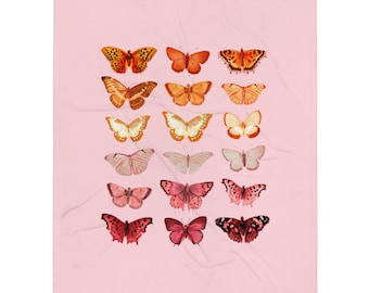Op de afbeelding: Een roze achtergrond met een raster van 18 vlinders in verschillende tinten oranje, rood en wit. De vlinders zijn gerangschikt in rijen van zes, waarbij elke rij een andere kleur heeft.