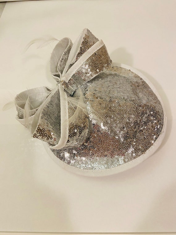 Sequin fascinator with feather/bow detail