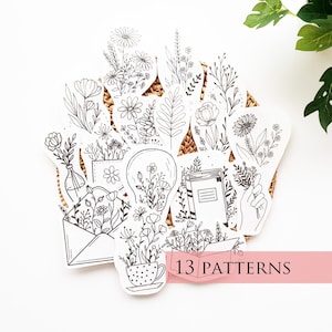 Peut inclure: Un ensemble de 13 autocollants en noir et blanc en ligne art représentant divers motifs floraux et botaniques. Les autocollants comprennent des fleurs, des feuilles, une ampoule, un livre et une tasse. Le texte "13 PATTERNS" est imprimé en bas de l'image.