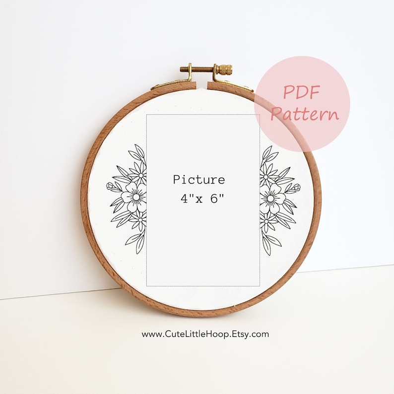Pu&ograve; includere: Un modello PDF per un telaio da ricamo di 10,16 cm x 15,24 cm con un motivo floreale. Il design &egrave; in bianco e nero ed &egrave; perfetto per un principiante nel ricamo.
