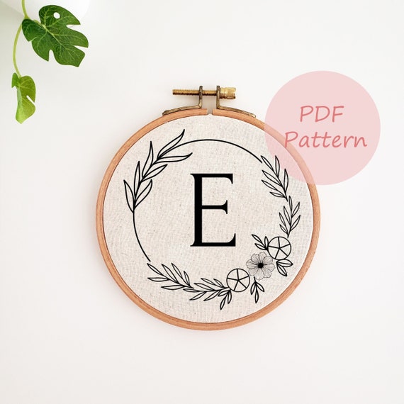 26文字の手刺繍デザイン、アルファベットモノグラム刺繍パターン、花柄