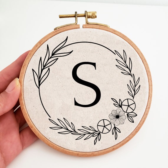26文字の手刺繍デザイン、アルファベットモノグラム刺繍パターン、花柄