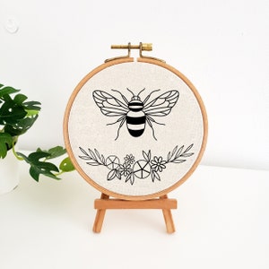 Bee and flower embroidery pattern, bee embroidery PDF, floral bee hand embroidery design, embroidery template, embroidery hoop art, DIY image 3