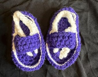 Sandálias/chinelos de bebê, brancos e roxos, peça única de crochê.