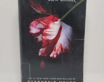 New Moon (The Twilight Saga) Paperback – May 31, 2008 by Stephenie Meyer Book 2 of 5: The Twilight Saga