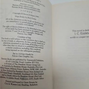 K&ouml;nnte beinhalten: Ein Buchcover mit dem Titel "Gardens of the Moon" und dem Namen des Autors "Steven Erikson". Das Buch ist ein Bantam Book und wurde urspr&uuml;nglich in Gro&szlig;britannien von Bantam Press, einer Abteilung von Transworld Publishers, ver&ouml;ffentlicht. Das Copyright liegt bei 1999. Das Buch ist in 11/12pt Goudy von Falcon Oast Graphic Art gesetzt.