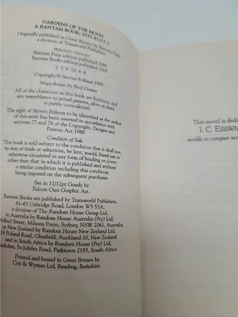 K&ouml;nnte beinhalten: Ein Buchcover mit dem Titel "Gardens of the Moon" und dem Namen des Autors "Steven Erikson". Das Buch ist ein Bantam Book und wurde urspr&uuml;nglich in Gro&szlig;britannien von Bantam Press, einer Abteilung von Transworld Publishers, ver&ouml;ffentlicht. Das Copyright liegt bei 1999. Das Buch ist in 11/12pt Goudy von Falcon Oast Graphic Art gesetzt.